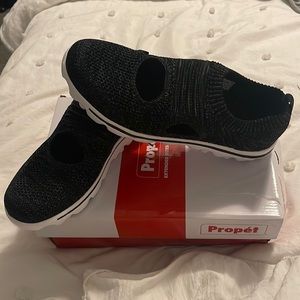 Women’s Propet New 9.5 N (AA) Narrow TravelACTIV AVID shoes. Black